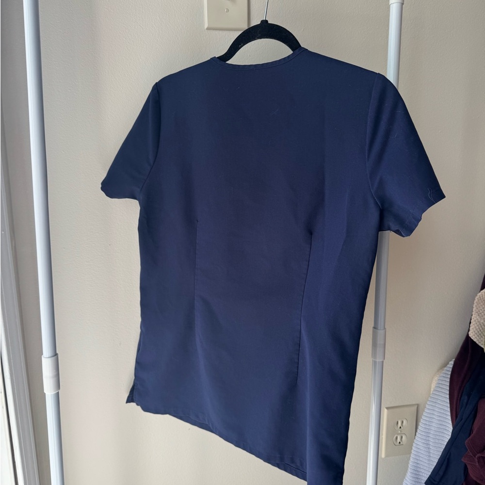 FIGS Women's Classic Navy Scrub Top - Picture 5 of 6